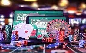 Aubet77 မိုဘိုင်းအက်ပ်တွင် Slots ဂိမ်းများနှင့် Live Casino ကစားနေသောပုံ